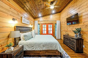 2 bedrooms, iron/ironing board, free WiFi, bed sheets - 2BR Cozy Retreat | Hot Tub, Playset & Board Games! (Broken Bow)