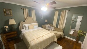A bedroom with two beds, a ceiling fan, and a mirror. - Charming 3-bedroom house with AC and WiFi in peaceful Rockingham (Rockingham)