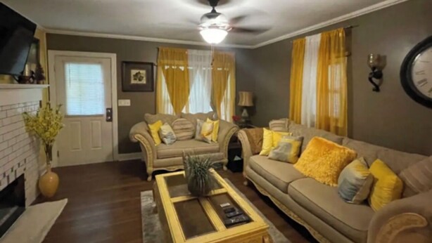 A living room with two sofas, a coffee table, and a fireplace. - Charming 3-bedroom house with AC and WiFi in peaceful Rockingham (Rockingham)
