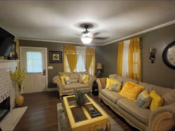 Living area - Charming 3-bedroom house with AC and WiFi in peaceful Rockingham (Rockingham)