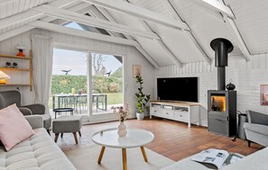 Televisión y chimenea 