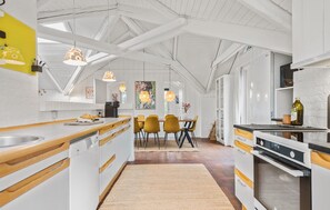 Frigorífic, placa de cuina, rentaplats i cafetera i tetera 