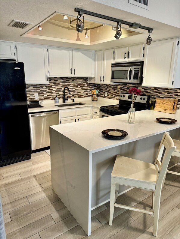 Microwave, oven, stovetop, dishwasher - Modern 3-bedroom condo with WiFi in Tempe (Tempe)