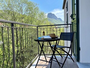 Outdoor dining - Casa Candida, Apartment Dina: Elegance and Comfort in the Heart of Liguria (Calice Ligure)