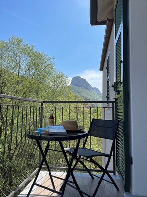 Outdoor dining - Casa Candida, Apartment Dina: Elegance and Comfort in the Heart of Liguria (Calice Ligure)