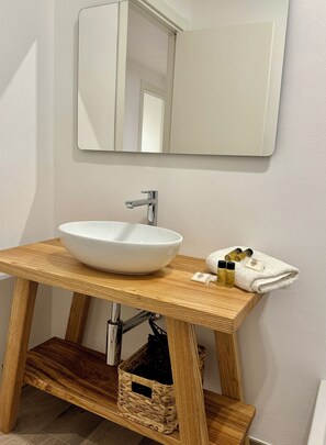 Shower, hair dryer, bidet, towels - Casa Candida, Apartment Dina: Elegance and Comfort in the Heart of Liguria (Calice Ligure)