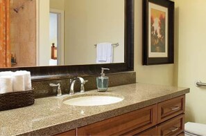 Haartrockner, Handtücher, Seife, Shampoo