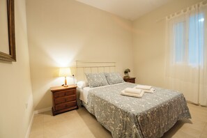 2 عدّة غرف نوم ومكواة/لوح كي وسرير سفر وواي فاي مجانًا