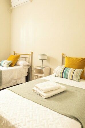 2 bedrooms, iron/ironing board, travel cot, free WiFi - Private terrace in traditional house in Triana, ten minutes walk from downtown  (Sevilla)