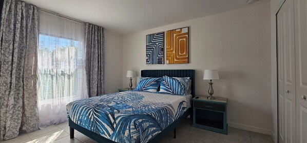 3 habitaciones, escritorio y tabla de planchar con plancha 