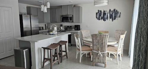 New Construction with Heated Swim Spa 5,5 mi to the beach with fenced back yard