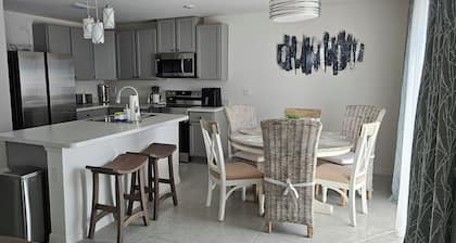 New Construction with Heated Swim Spa 5,5 mi to the beach with fenced back yard