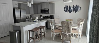 New Construction with Heated Swim Spa 5,5 mi to the beach with fenced back yard