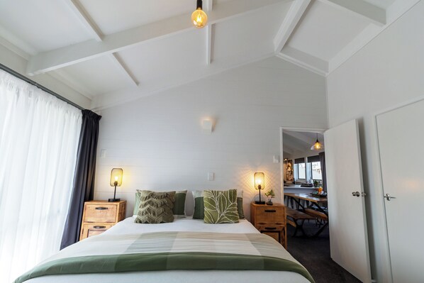 3 slaapkamers, een bureau, een strijkplank/strijkijzer, reisbedje