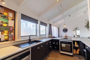 Een koelkast, een magnetron, een oven, een kookplaat