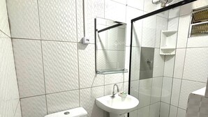 A bathroom with a toilet, sink, and shower. - Pousada Porto de Paz Noronha (Fernando de Noronha)