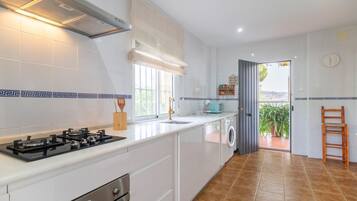 Réfrigérateur, four, plaque de cuisson, lave-vaisselle