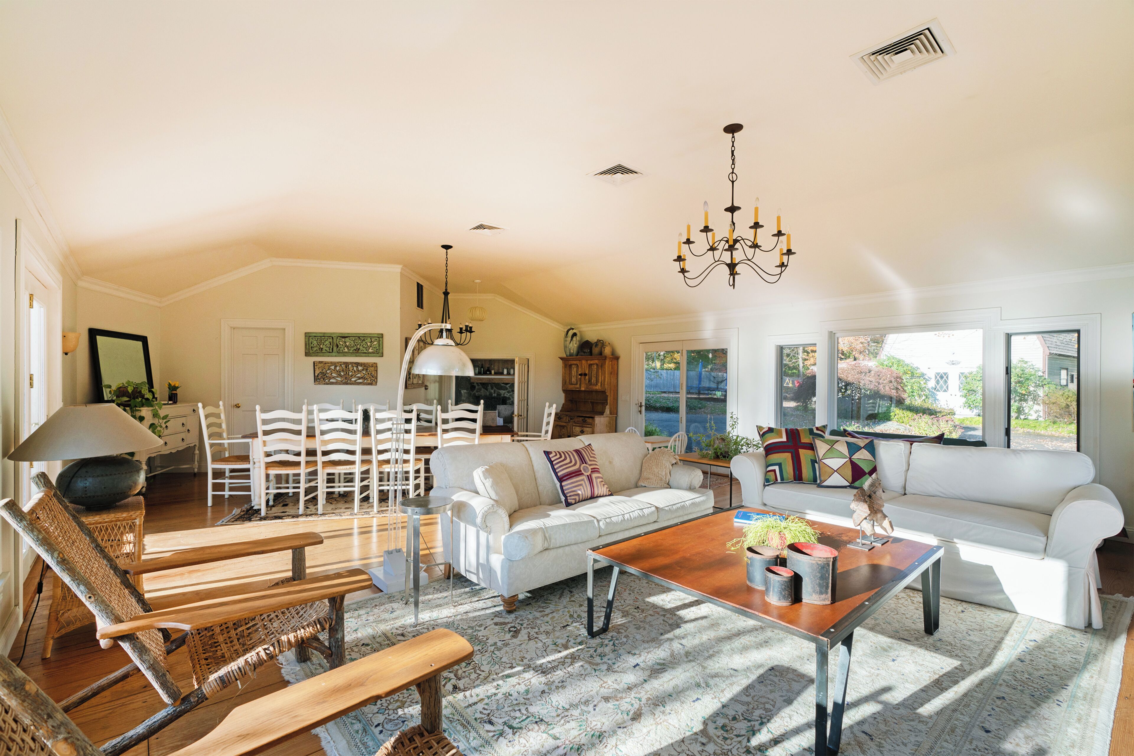 Casa, varias camas, acceso a la alberca, vista a la montaña (Connecticut Five Bedroom Home) | Área de sala de estar | Televisión de pantalla plana 