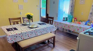 Dining - Bright Charming/Netflix/Roku

 (Worcester)