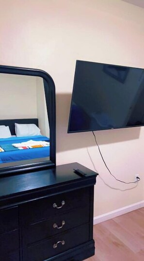 2 bedrooms, iron/ironing board, WiFi, bed sheets - Bright Charming/Netflix/Roku
(Worcester)