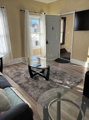 TV - Bright Charming/Netflix/Roku
(Worcester)