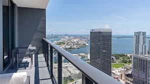 A balcony with a view of a cityscape and water. - Luxury 1BD Penthouse • Bay & City Views • Downtown Miami (Miami)