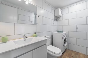 Kostenlose Toilettenartikel, Haartrockner, Handtücher