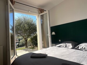 4 bedrooms, iron/ironing board, travel cot, free WiFi - Villa in the heart of the Alpilles in Provence, between St-Rémy, les Baux and Arles (Paradou)