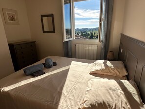 4 bedrooms, iron/ironing board, travel cot, free WiFi - Villa in the heart of the Alpilles in Provence, between St-Rémy, les Baux and Arles (Paradou)