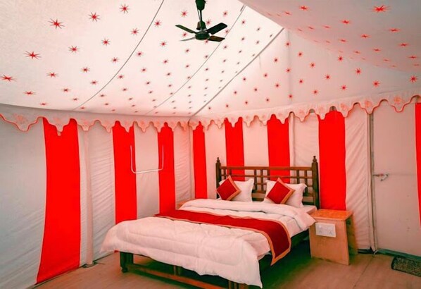 10 bedrooms, desk, laptop workspace