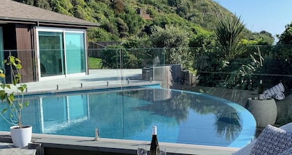Te Whaanga Retreat & Spa Lodge & Canvastown Luxury Glamping Tents
