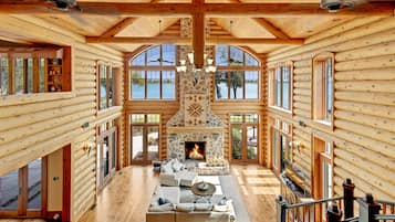 Televisor intel·ligent, llar de foc, videojocs i futbolí