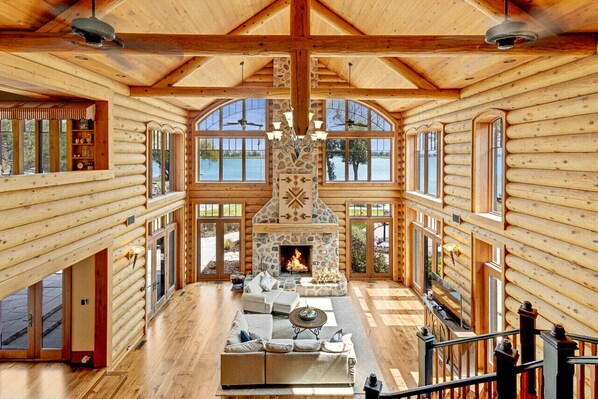 Smart-tv, een open haard, videospelletjes en tafelvoetbal