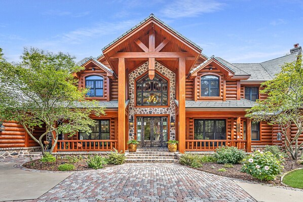 Exterior - Grand on Longtail | Lazy River · Lake · Luxe Stay (Suamico)