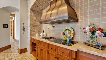 Fridge, microwave, oven, coffee/tea maker