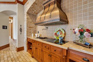 Een koelkast, een microgolfoven, een oven