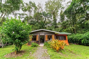 Exterior - Close to everything. Beaches, grocery store, pharmacy, restaurants and more (Puerto Viejo de Talamanca)