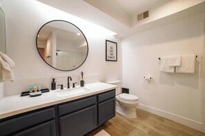 Sèche-cheveux, serviettes fournies, savon, papier toilette