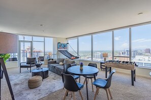 Appartement Deluxe, 2 chambres, réfrigérateur et four à micro-ondes | Coin séjour | TV connectée de 55 pouces avec chaînes numériques