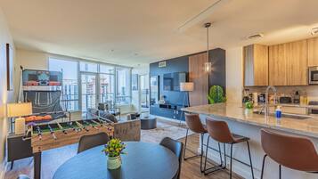 Design Apartment, 1 Bedroom, Non Smoking, Air conditioning | Dining room