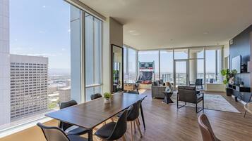 Luxury Apartment, 2 Bedrooms, Air conditioning | Dining room