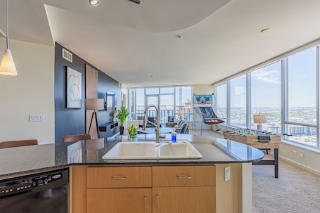 Deluxe-lejlighed - 2 soveværelser - køleskab og mikrobølgeovn | Privat køkken | Køleskab/fryser i fuld størrelse, mikrobølgeovn, ovn, kogeplade