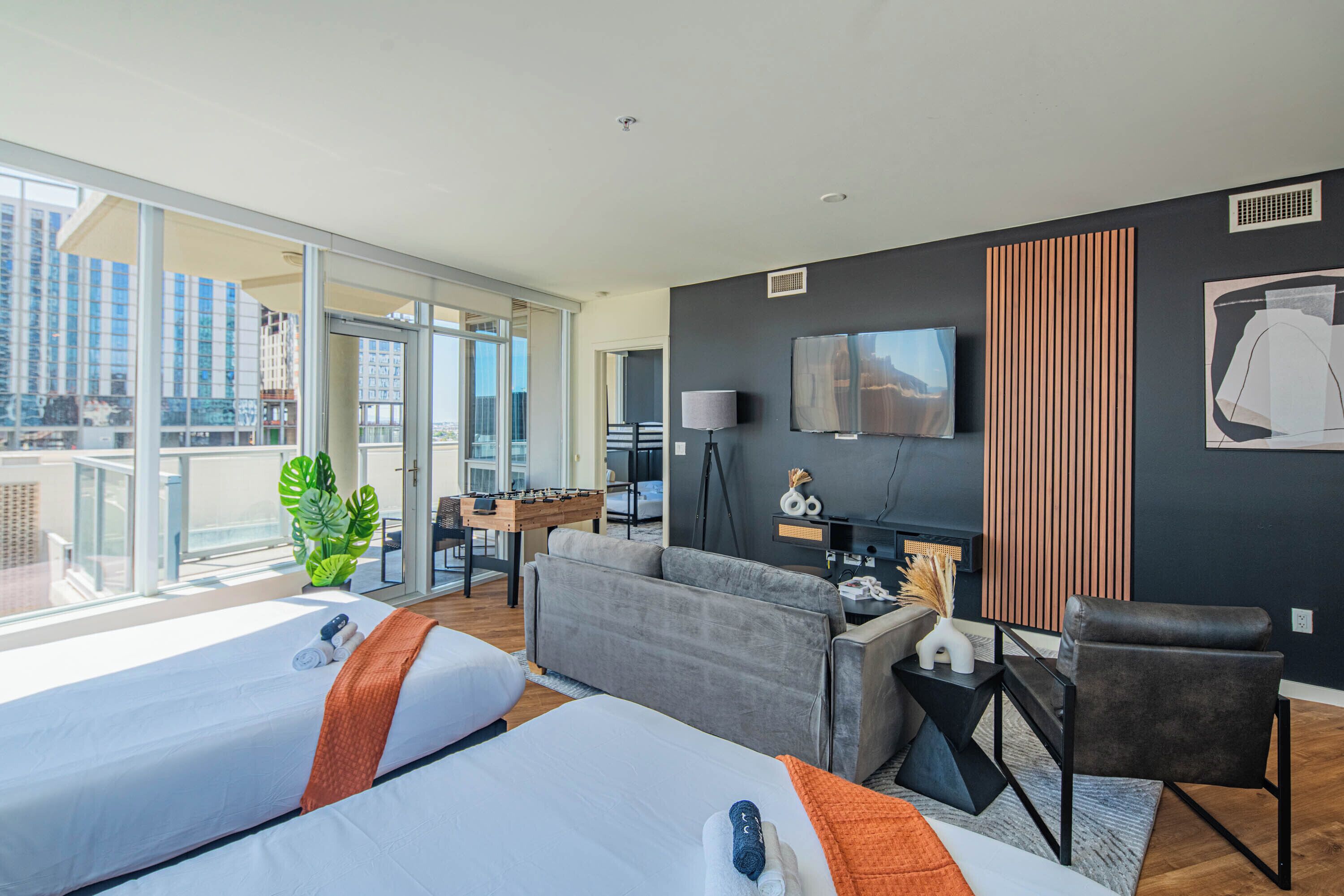 مكتب ومساحة عمل للكمبيوتر المحمول ومكواة/لوح كي وواي فاي مجانًا