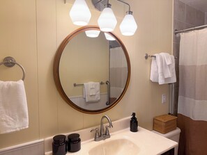 Towels, soap, shampoo, toilet paper - Mountain and Water View at Charming 2-bedroom Retreat in Sequim (Sequim)