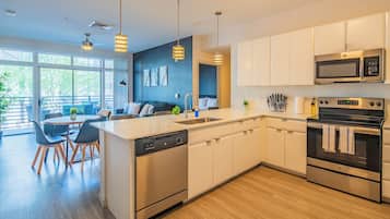 Comfort Apartment, 2 Bedrooms, Pets Allowed | Private kitchen | Full-size fridge, microwave, oven, stovetop
