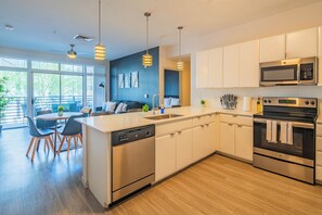 Appartement Confort, 2 chambres, animaux de compagnie acceptés | Cuisine privée | Réfrigérateur grande capacité avec congélateur, four à micro-ondes