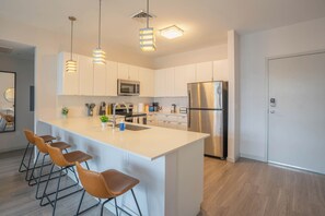 Appartement Luxe, 2 chambres, réfrigérateur | Salle à manger