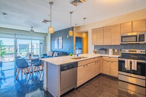 Executive Apartment, 2 Bedrooms, Pets Allowed | Private kitchen | Full-size fridge, microwave, oven, stovetop - ROVE LIVING/KL - Linear (Phoenix)