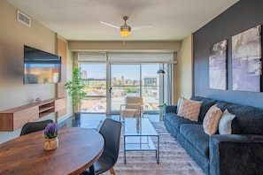 Executive-Apartment, 2 Schlafzimmer, Haustiere gestattet | Wohnzimmer | 55-Zoll-Smart-TV mit Digitalempfang
