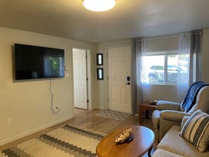 TV - Cozy 3-bedroom garden level, dog friendly, in the heart of Greeley (Greeley)
